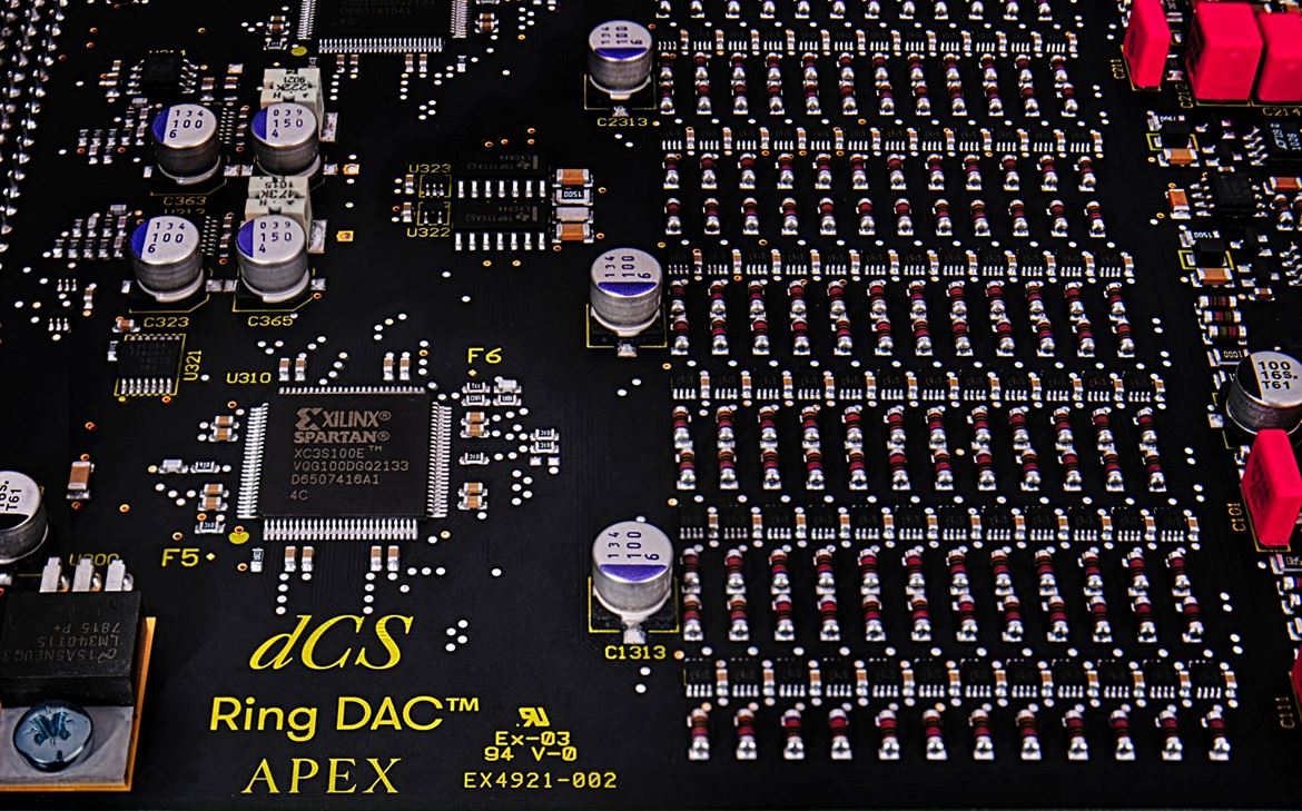 Placa de circuito do Ring DAC APEX. À direita s resistências do conversor Ring DAC. (foto cortesia dCS)