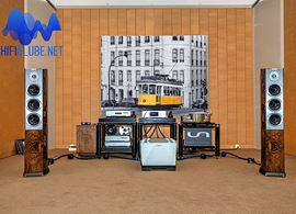 Audiovector R8 UAE presentation - full front- capa.jpg
