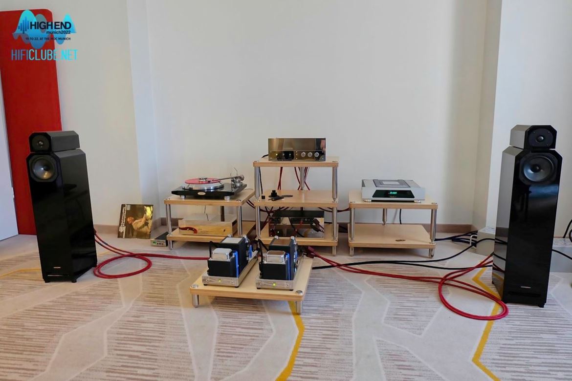 Jadis valve electronics driving a pair of Audioplan loudspeakers to the altar of sound.