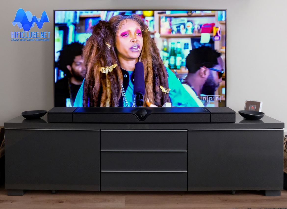 The irreverent and eccentric Erykah Badu in concert at Tiny Desk with a fabulous group of musicians. Explore the full potential of bass Dione's bass.