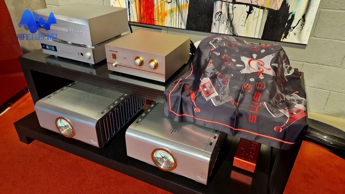 Alexia V were driven by a pair of D'Agostino Progression II monoblocks, the latter driven in turn by an exclusive Robert Koda Takumi K 15EX preamplifier, with dCS Bartok and Rossini as digital sources.