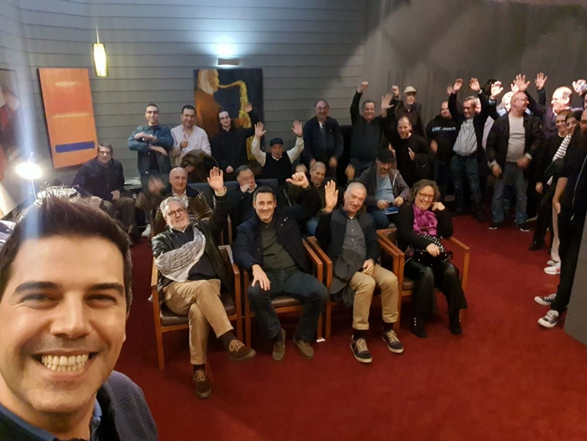 Ricardo Polónia numa selfie coletiva de saudação audiófila, sem máscara e de sorriso aberto.