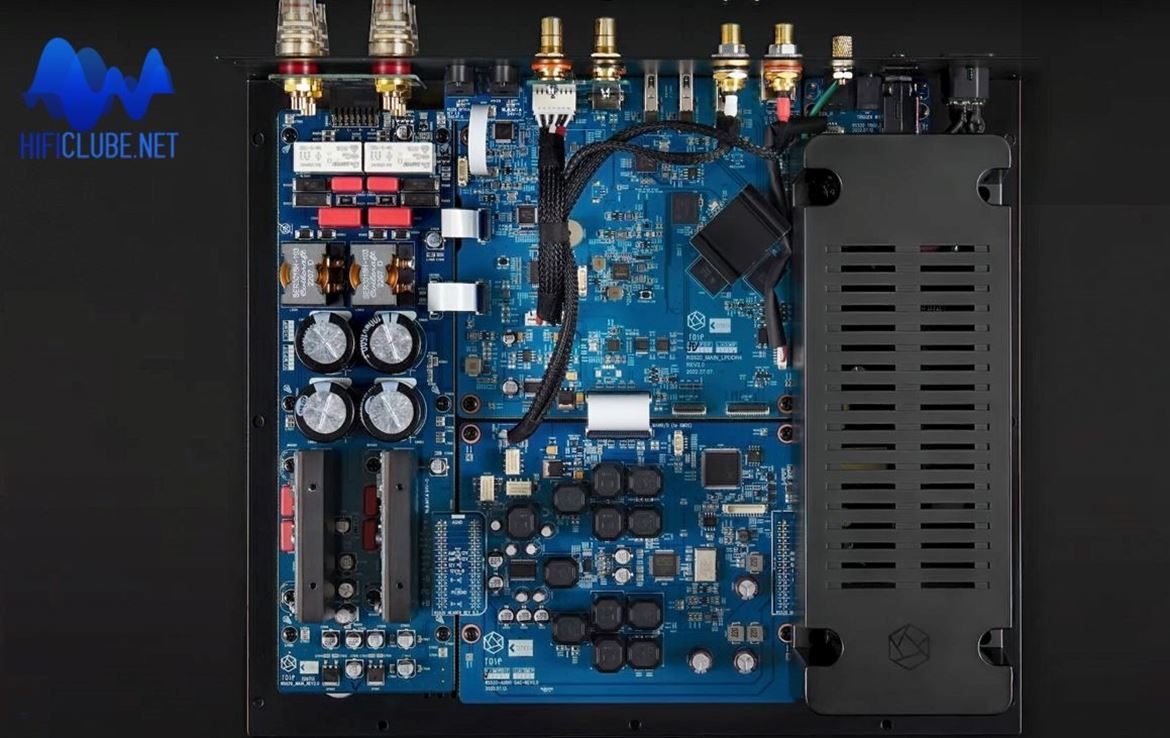 Below centre the encapsulated discrete OpAmps. Photo courtesy Hifi Rose.