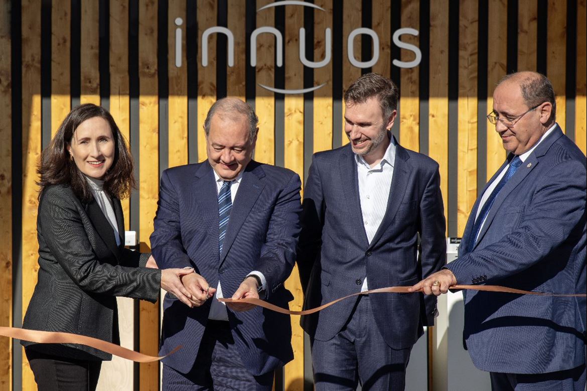 Innuos new premises: The Cutting of the Ribbon. From left to right: Amelia Santos, António S. Costa (Minister of Economy), Nuno Vitorino and Rogério Bacalhau (Mayor of Faro)