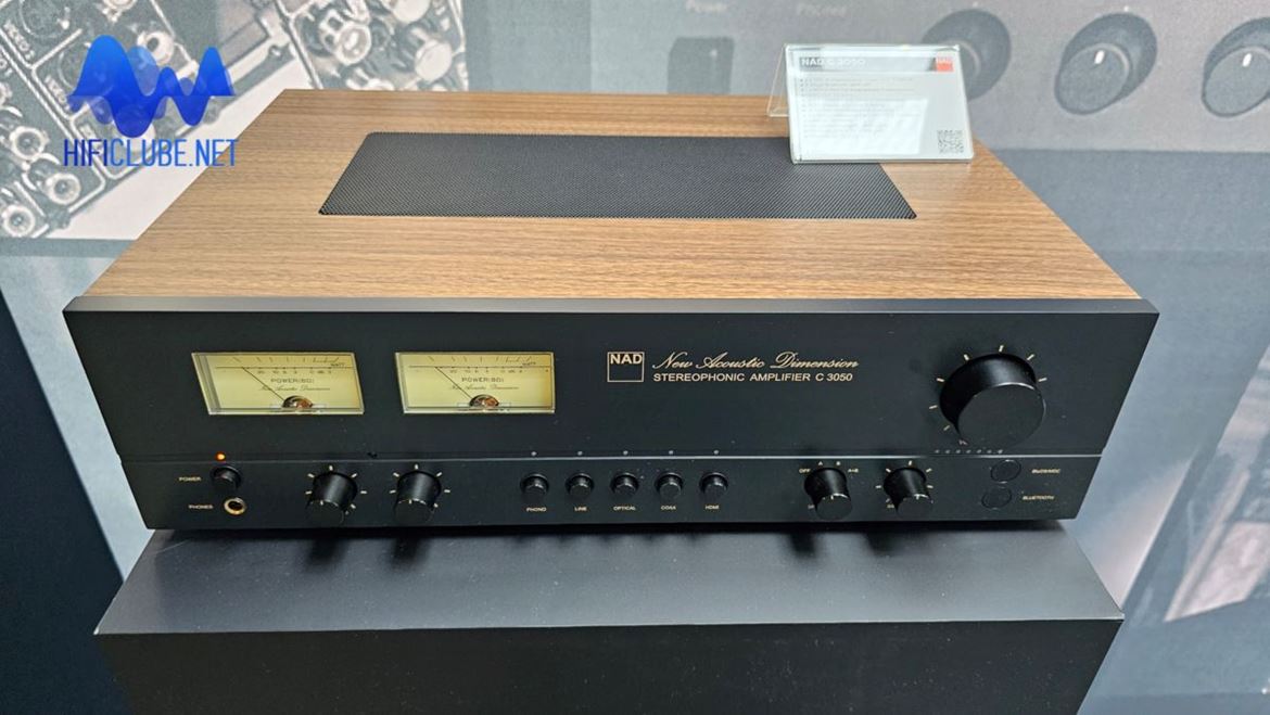 NAD C3050 Stereophonic Amplifier. Não parece mas a 'madeira' é pintada...