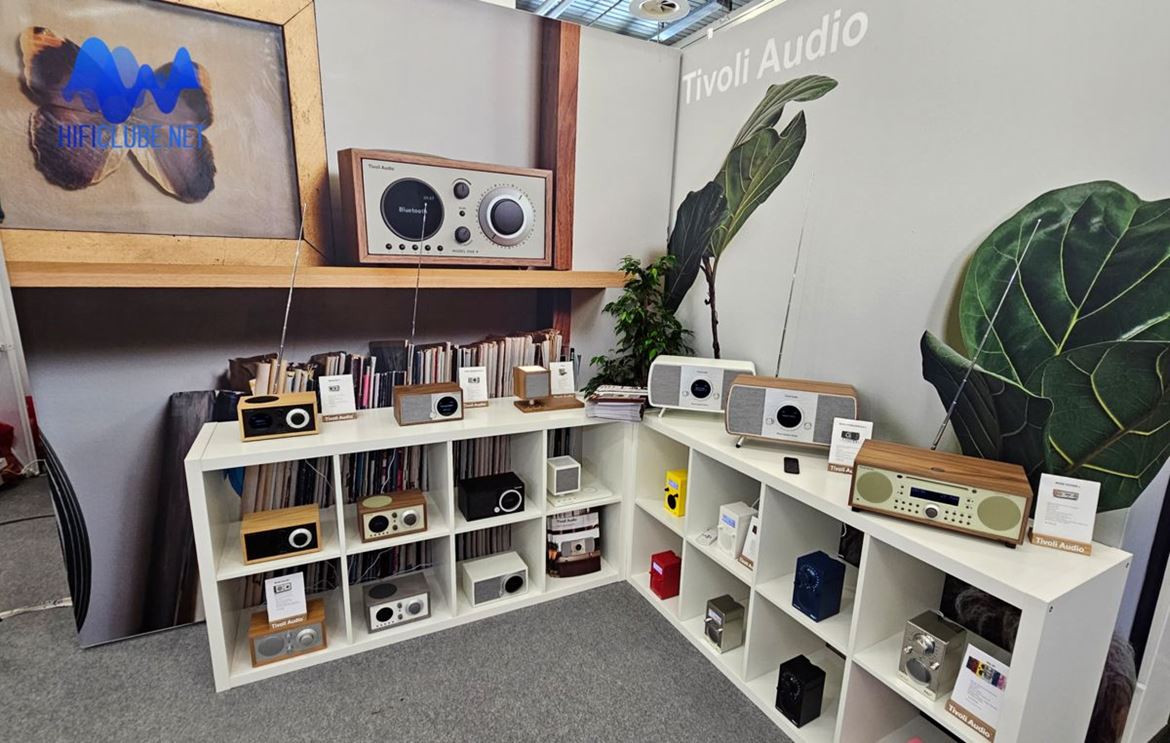 Stand de exposição da Tivoli Audio, uma verdadeira casa de bonecas áudio.