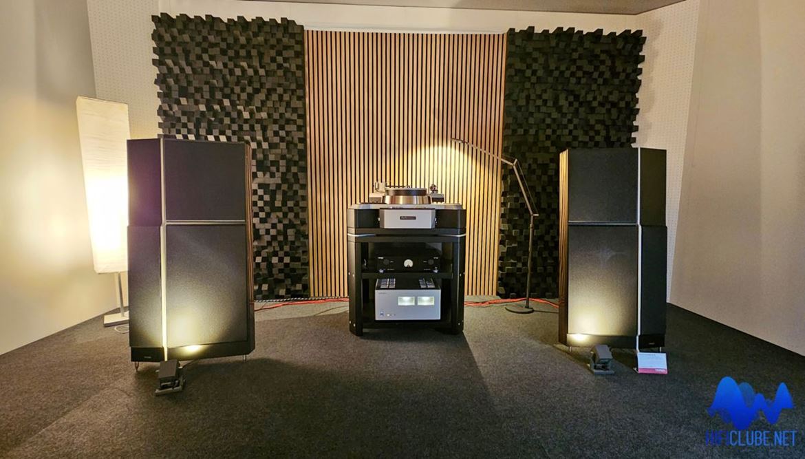 Thorens: audição do Reference Turntable e das colunas SoundWall. Notável qualidade de som, mesmo dentro de um contentor..