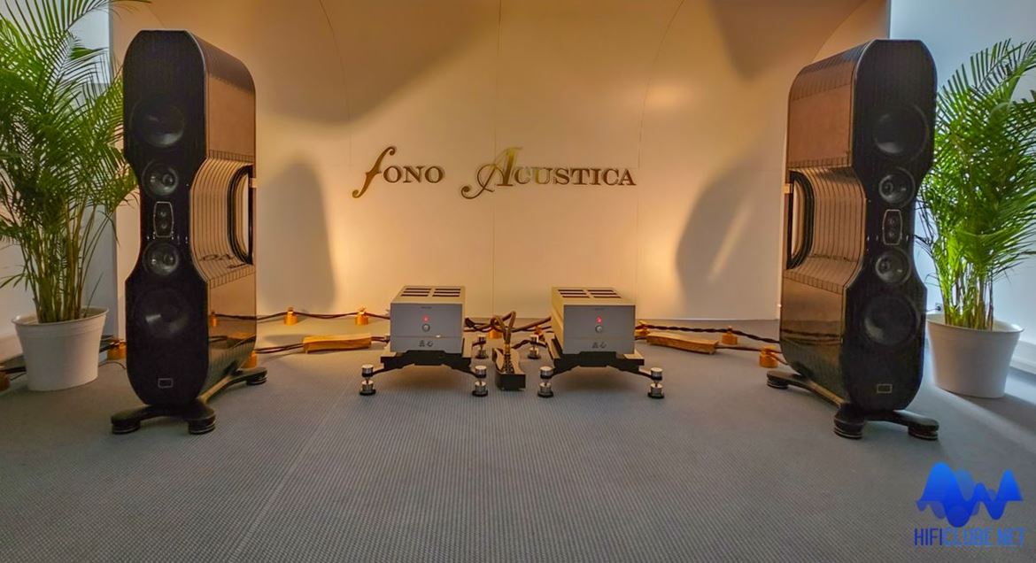 The Fono Acustica room at the MOC: Kharma loudspeakers driven by Robert Koda Takumi K-160 mono amplifiers.