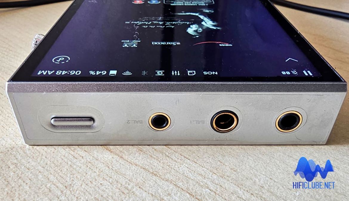 On the left side, you'll find three push buttons: play, pause, and forward. At the top the on/off button and the headphone outputs: 3.5mm jack, 4.4mm (balanced Pentacon) and 2.5mm (balanced) that can act as a line-out to drive an external amplifier