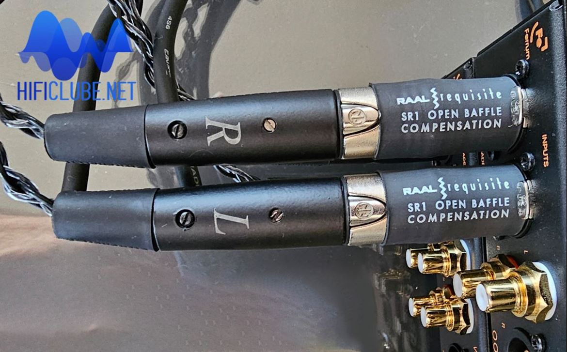 Open baffle compensation barrels: as fichas XLR (ou RCA) com circuito de compensação de frequência (igualização por hardware) são indispensáveis para garantir o equilíbrio tonal sem necessidade  de igualização por software.