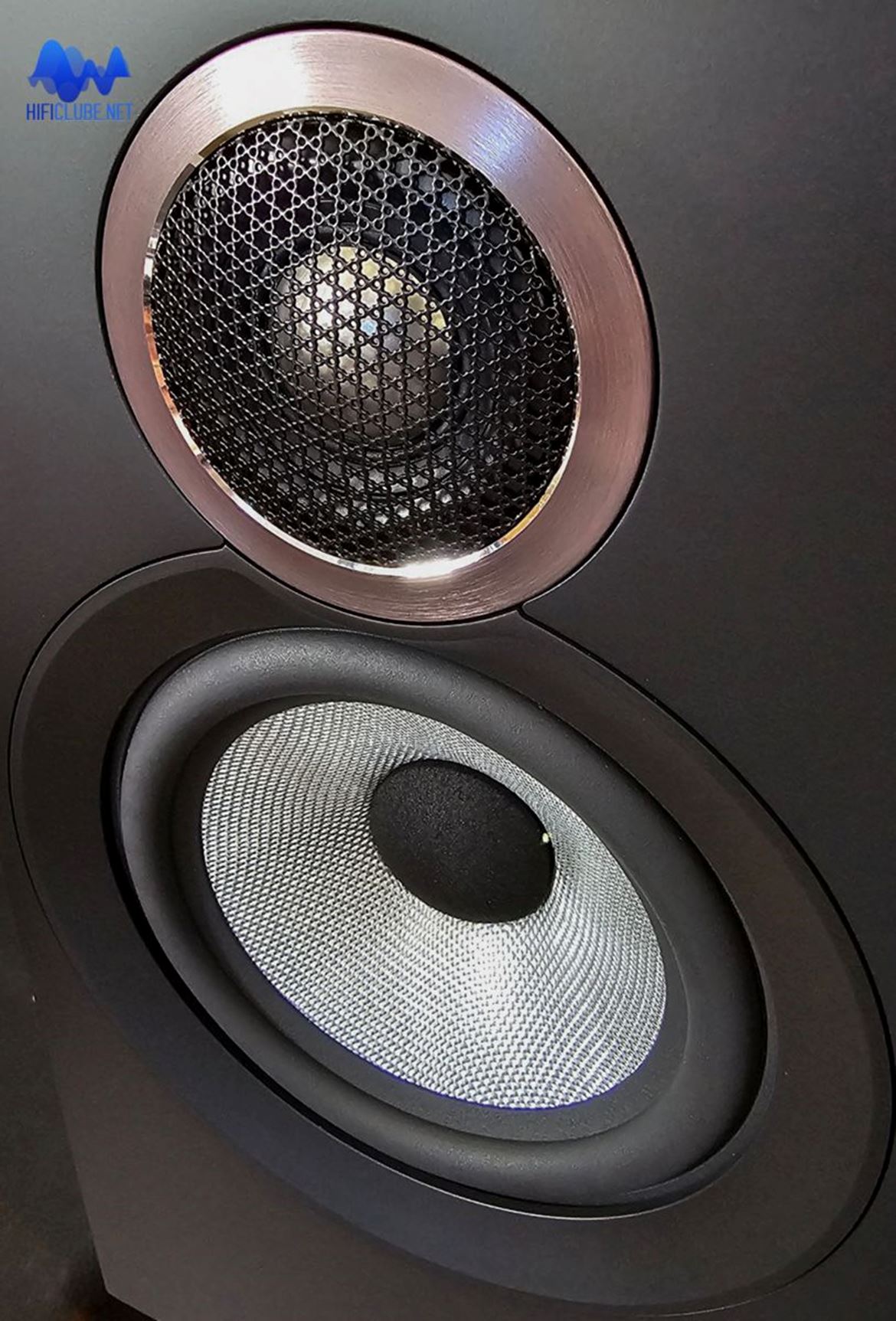 The tweeter and the mid-bass driver are now mounted so close to each other as to even overlap slightly.