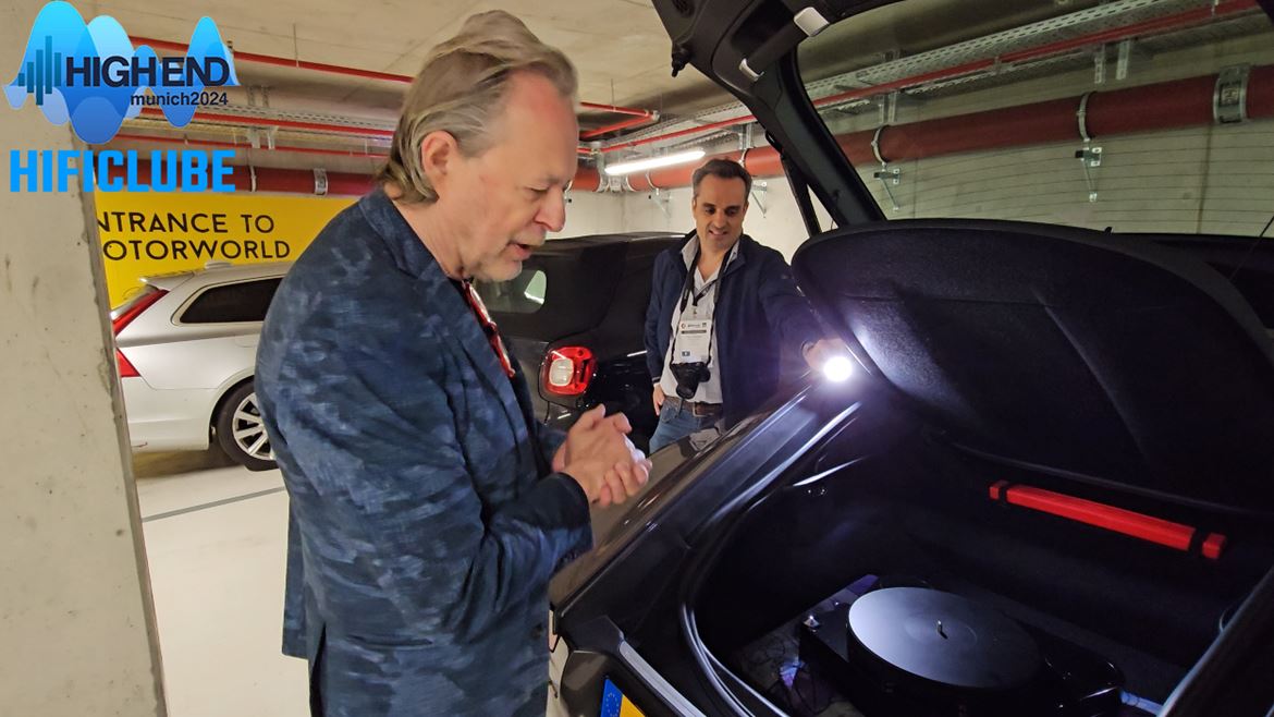 Herman van den Dungen mostra ao Hificlube em exclusivo o seu novo gira-discos Aucdomeca escondido na bagageira do seu fabuloso Jaguar F-Type SVT. O video com a apresentação será publicado na reportagem exclusiva da Imacustica.