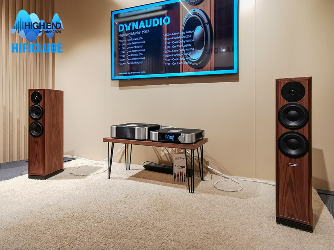 As Dynaudio Contour Legacy inspiram-se nas Contour dos anos 80, mas com melhorias a todos os níveis. Trata-se de uma 2.5 vias, com tweeter Esotar 3, dois mid-woofers de 18 cm, herdados das Evidence, e um novo crossover. Os acabamentos são em folheado de nogueira americana. Só serão fabricados mil pares. O preço será de cerca de 12.000 euros. As Dynaudio Contour Legacy foram demonstradas no MOC com eletrónica Moon. Veja/oiça no video HD em baixo como soaram. Pois,  eu digo-lhe já : soaram muito bem, mesmo! Até hoje, a coluna da Dynaudio que mais gostei de ouvir numa prova rápida.