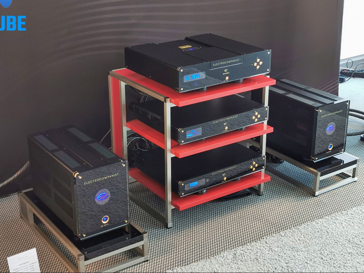 Novidade: Electrocompaniet AW300M (monos) para quem não pode chegar ao AW800M (ver reportagem do ano passado). A mesma tecnologia, o  mesmo som, apenas com menos potência, mas mais do que suficiente para aplicações domésticas.