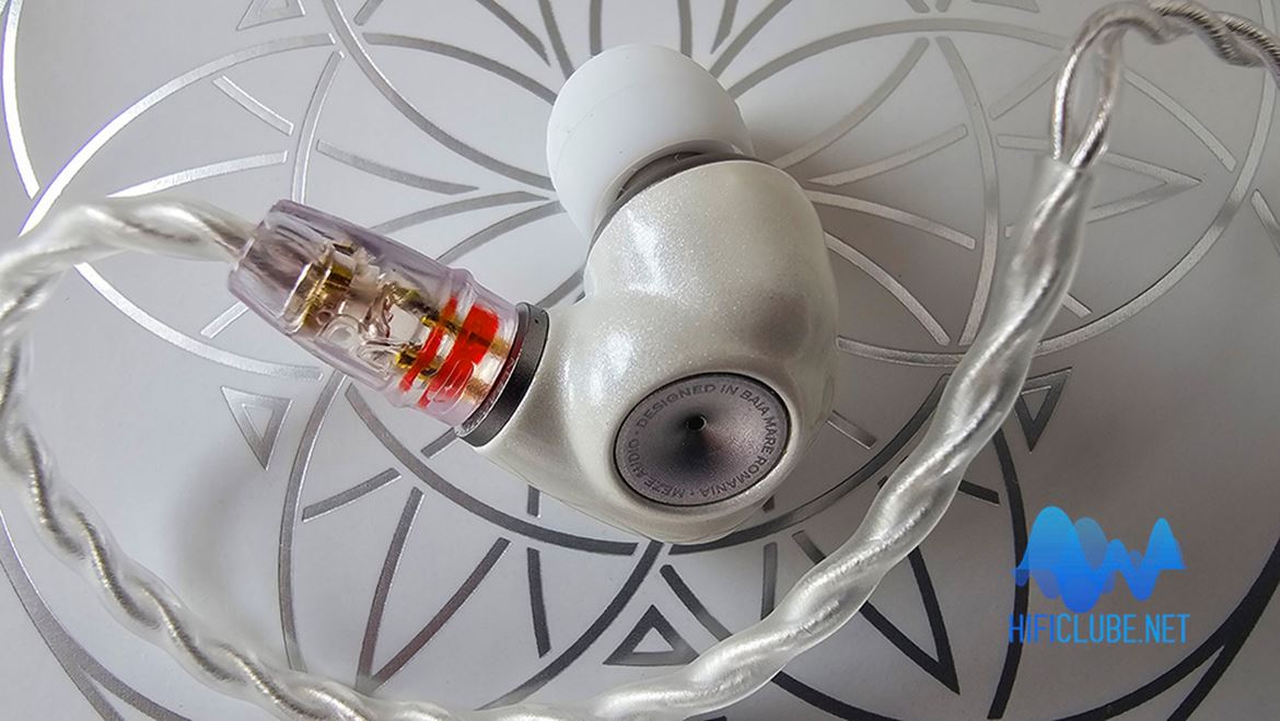The tips could be made of more adhesive silicone to prevent slipping off.