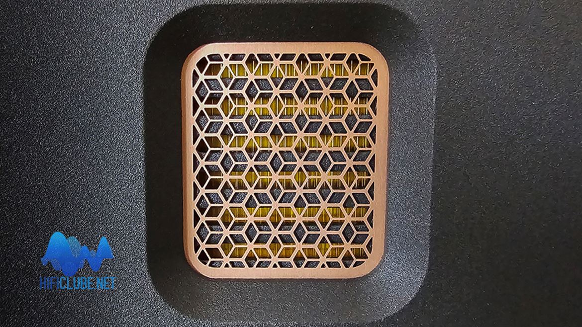 The new MPD III tweeter is positioned in a waveguide to ensure nearly equal horizontal and vertical sound radiation.