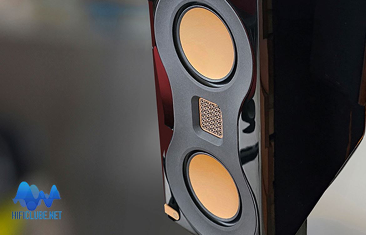 'MTM' configuration (Midwoofer-Tweeter-Midwoofer).