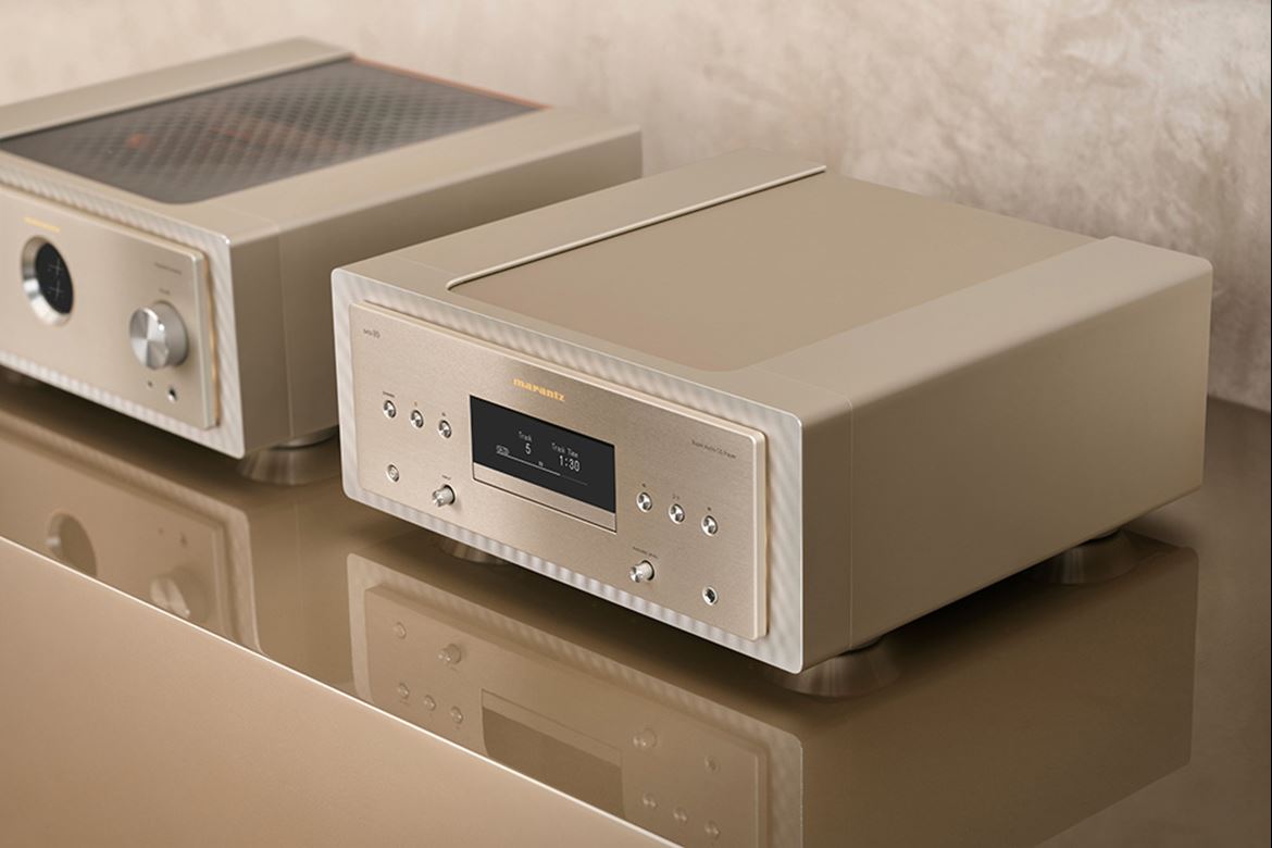 Amplificador Marantz M10 (esq.) e o futuro SACD 10 (dir.)
