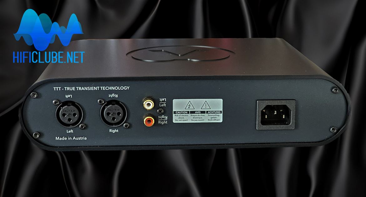Full Score One offers only analogue (XLR and RCA) inputs. It has no preamp output.