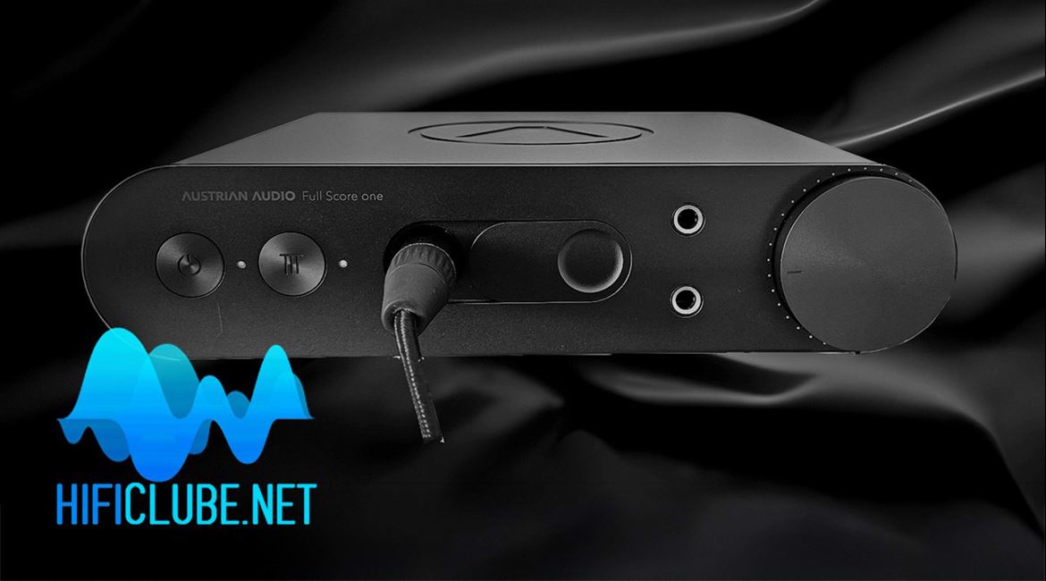 Full Score One is designed with simplicity in mind—there are no additional features such as a 'Bass' button, 'Crosstalk' adjustments, or 'Gain' settings. The amplifier has three headphone outputs: two 6.3 mm and one 4-pin XLR, all of which can be used simultaneously.