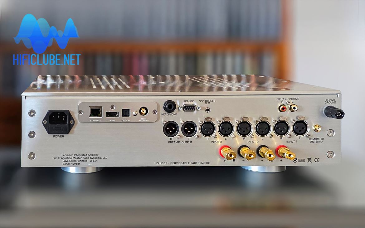Os puristas analógicos serão os primeiros a ser seduzidos pelas quatro entradas de linha disponíveis — uma RCA single-ended (linha/phono) e três XLR balanceadas, incluindo um modo theater pass-through para integração em sistemas AV.