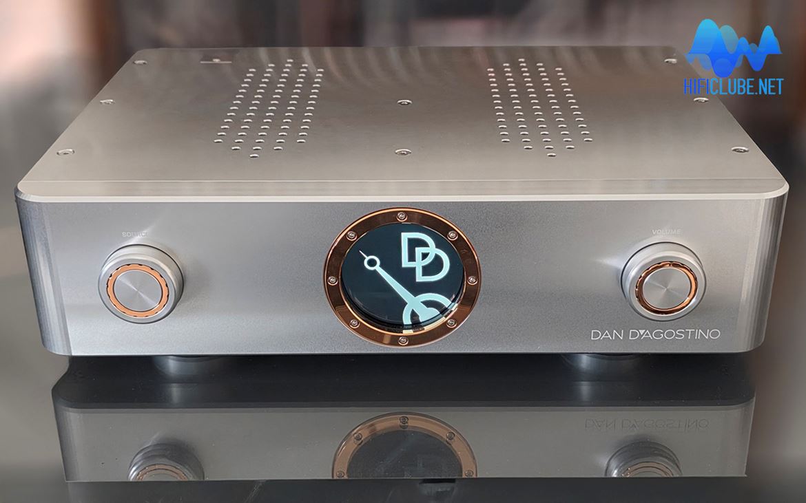 No modo standby (35 watts de consumo), o visor mantém-se sempre iluminado, exibindo o logotipo da marca.