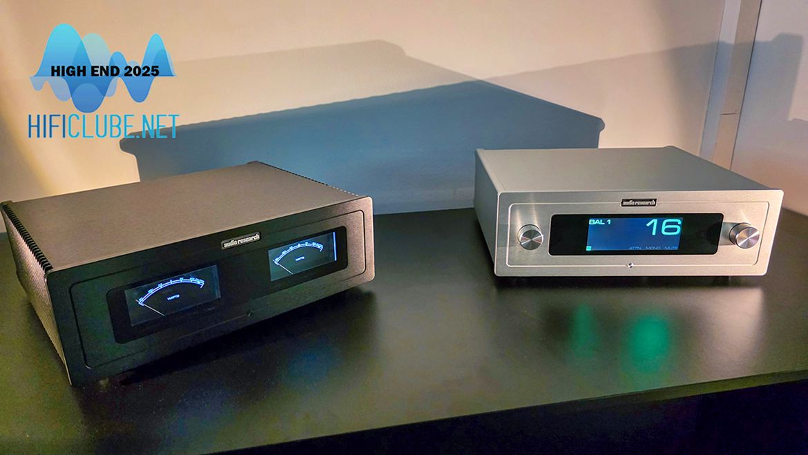 À direita, o prévio de estado sólido LS3. Andar de ganho a JFETs, seguido por amplificador de tensão a transístores de Classe A. À Esq. o amplificador stereo S200 com vuímetros.