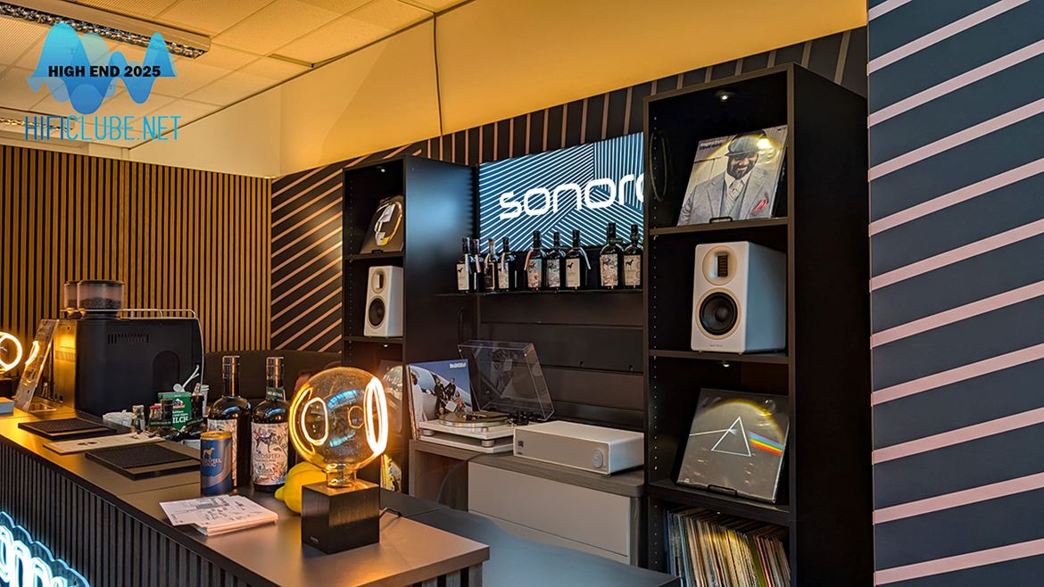 Sonoro Bar. Até tinha café e o Maestro a tocar...