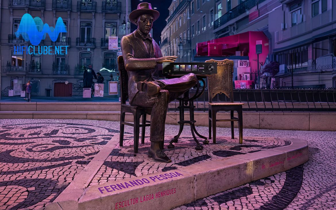 Fernando Pessoa bronze statue, Chiado, Lisbon, Portugal