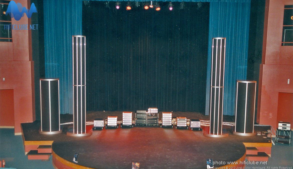 Sistema de som de 1 milhão de dólares montado no palco da Clark County Library, Las Vegas