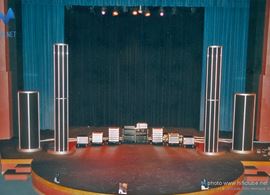 Sistema de som de 1 milhão de dólares montado no palco da Clark County Library, Las Vegas