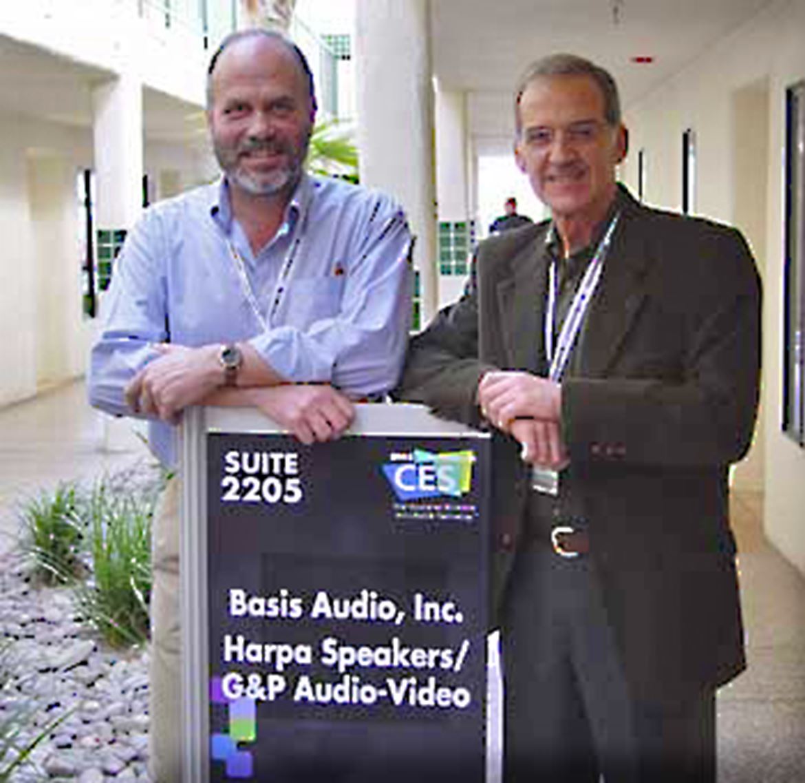 Luis Pires e João Çonçalves na CES 2002 (Alexis Park, Las Vegas)