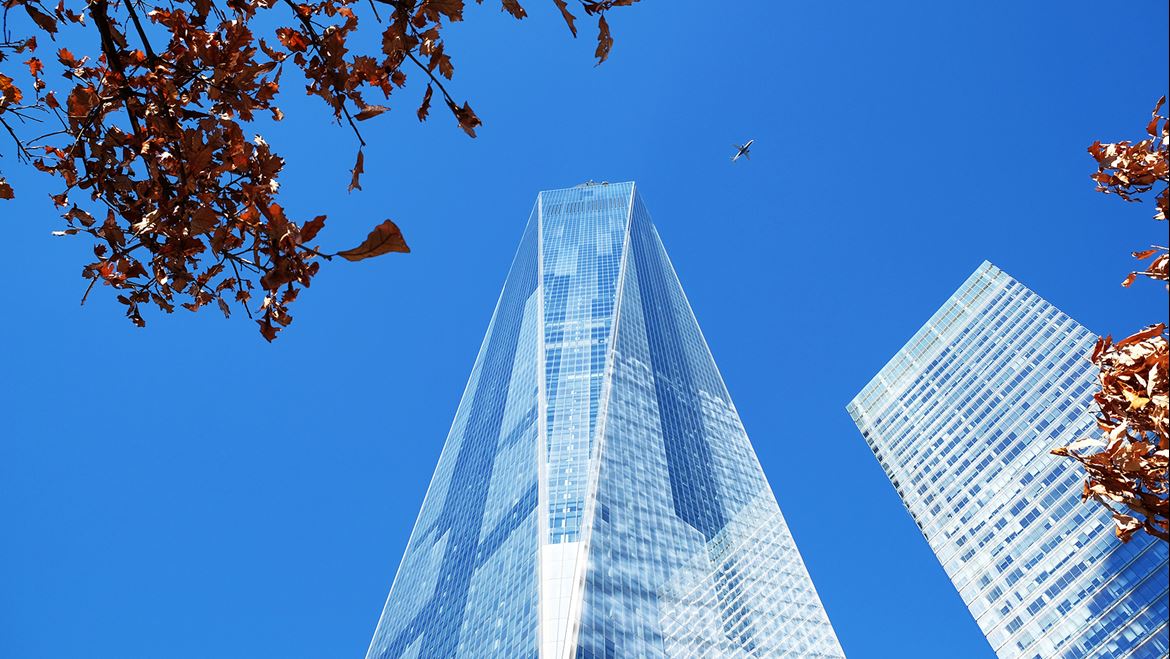 Um avião comercial sobrevoando a torre do WTC1 traz-nos à memória acontecimentos terríveis.