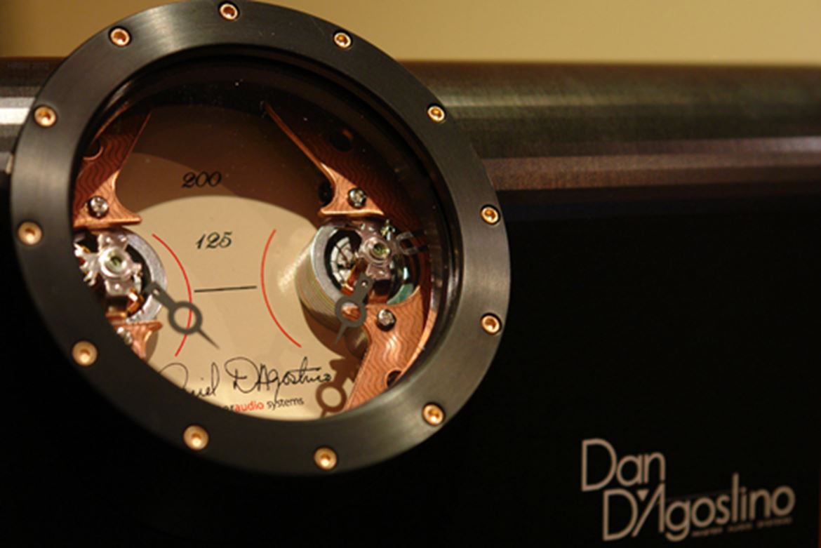 O “relógio” de agulha-dupla é o único indicador de que estamos perante um amplificador estéreo