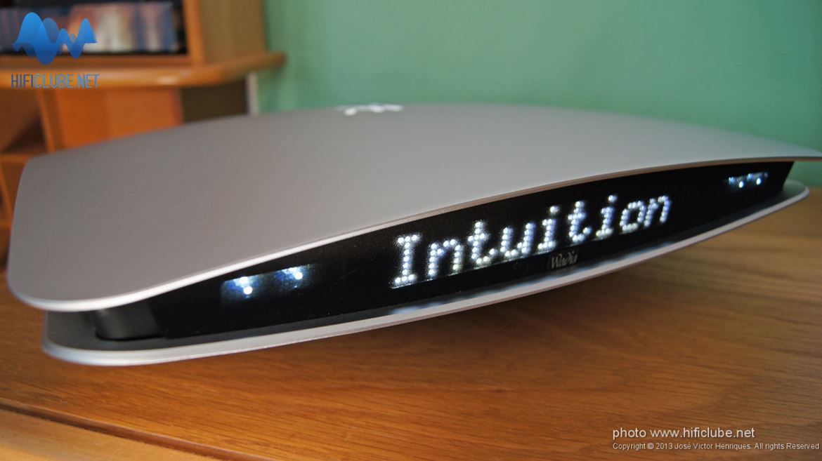 O Wadia Intuition apresenta-se pelo nome quando se liga (power on)