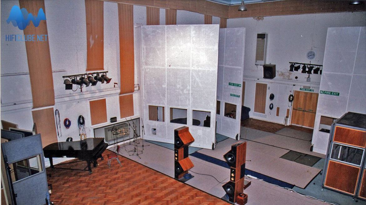 Abbey Road, vista do grande auditório/estúdio de gravação. Em baixo as estranhas B&W 800 Matrix.