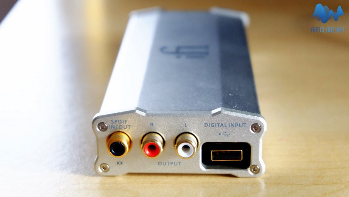 Painel traseiro: entrada/saida digital; saídas RCA analógicas, entrada USB HD