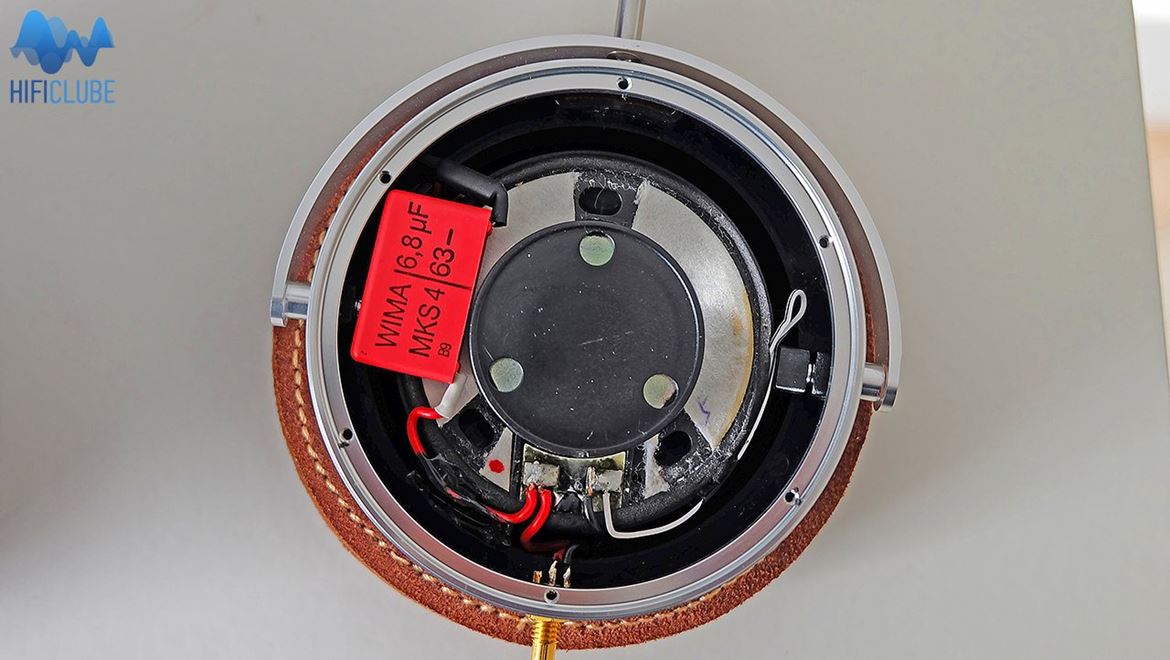 O interior da câmara secreta do HAMT-1: à esquerda o condensador vermelho do filtro divisor; no círculo a branco podem ver-se as 3 saídas 'reflex', situadas respectivamente na posição de 1 hora, 5 horas e 8 horas