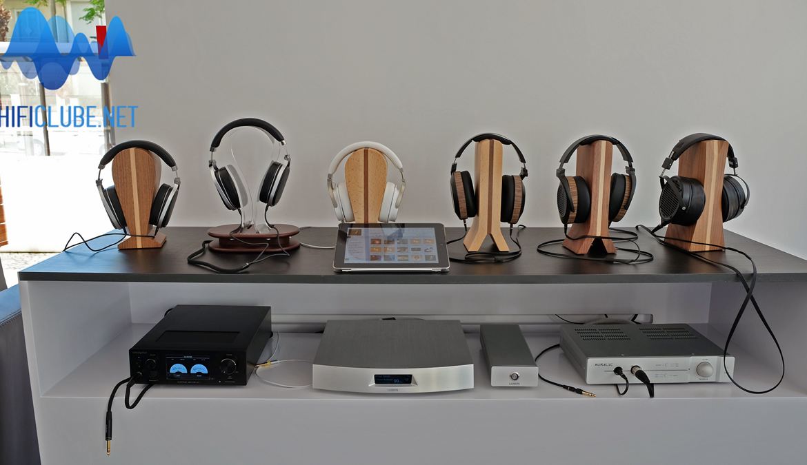 UAE - Expositor de demonstração activa: Oppo Pm1, PM2, Pm3 - Audeze EL-8 closed back, EL-8 open back, LCD-X (da esq para dir.)