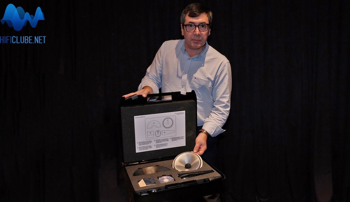 José Filipe, revendedor exclusivo da B&W, mostra o kit de demonstração das Series 800 Diamond, com amostras dos cones Continuume Aerofoil, a cúpula de diamante do tweeter, a cápsula de alumínio maciç