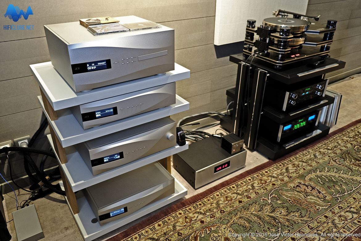 Linha da frente: dCS Vivaldi, McIntosh C500/T500, Kronos