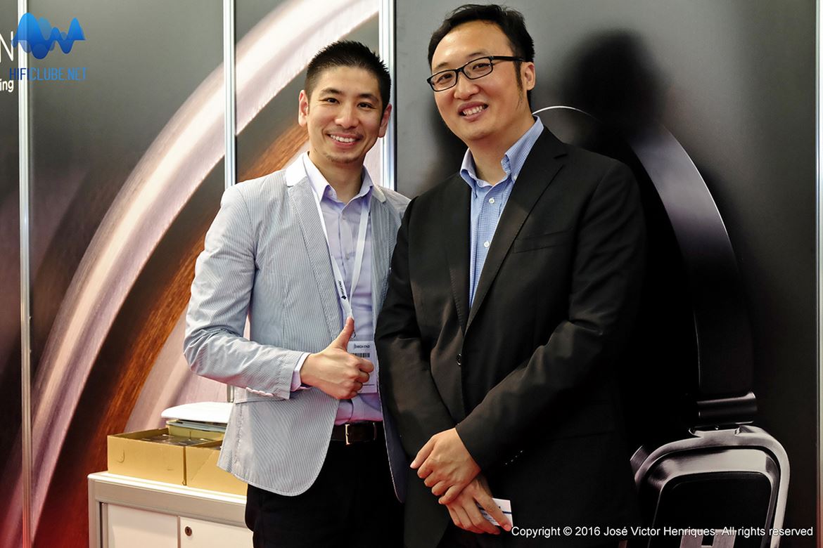Dr. Fang Biang (à direita na foto) fotografado no High End 2016, em Munique, com Roger Cheung da revista chinesa Stereo Sound