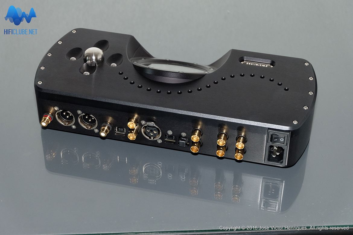 Chord Dave - painel posterior com a bateria de fichas de entrada e saída: RCA, XLR, USB. BNC, Toslink