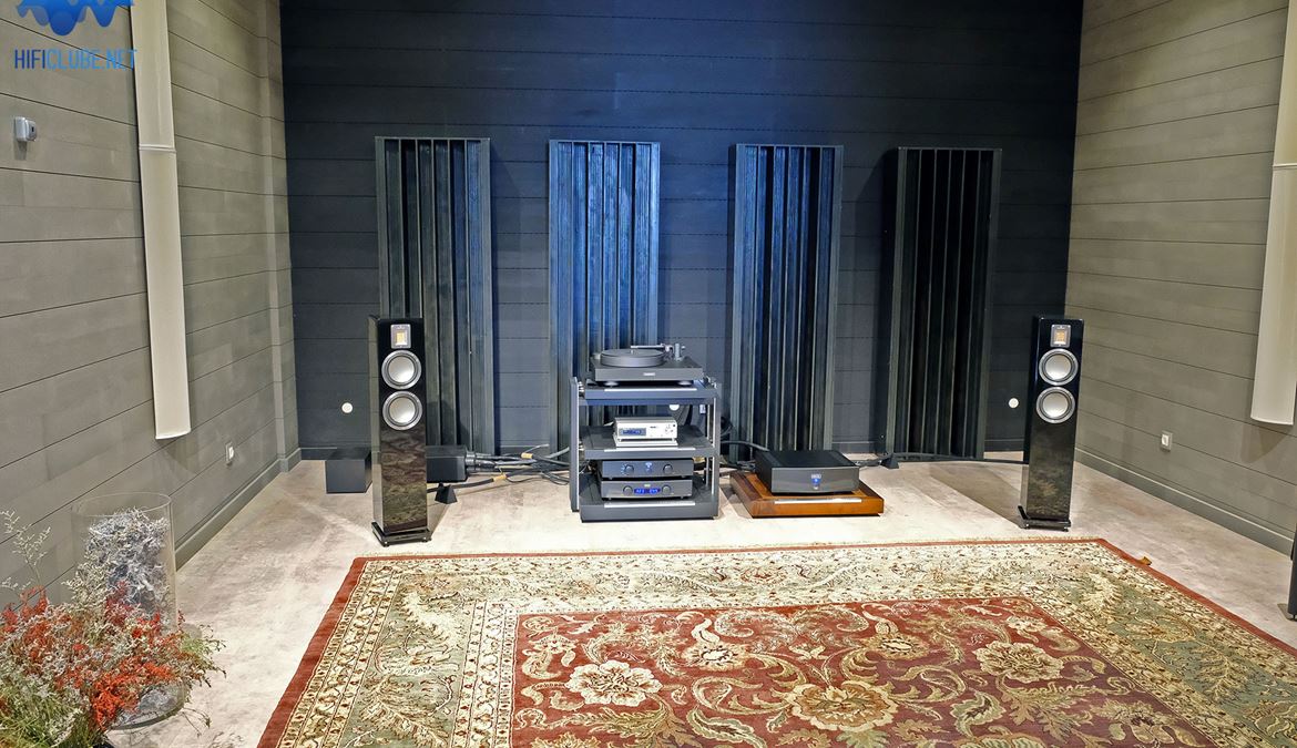 Ajasom - auditório principal com as Audiovector QR3 em demonstração activa, alimentadas por electrónica Hegel e fonte Nagra