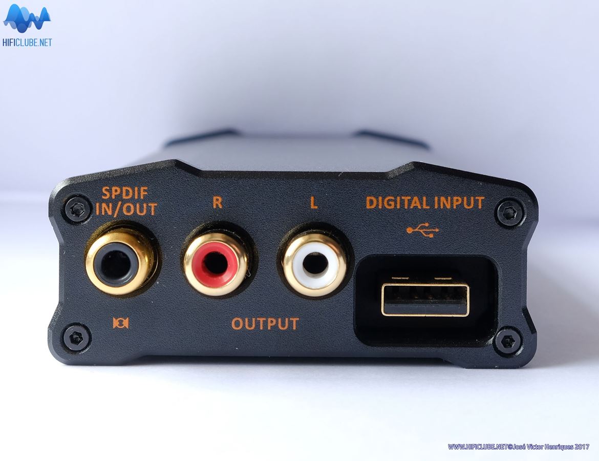 Painel traseiro do iDSD BL: ficha coaxial/óptica digital de dupla função, RCA analógicas e USB
