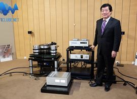 Terry Kawakami posa no auditório principal da UAE em Lisboa junto da sua prole