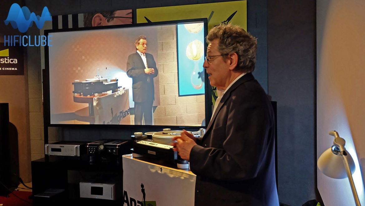 Michael Fremer durante a sua palestra sobre afinação de gira-discos, com direito a ecrã gigante, para não se perder nenhum pormenor, com a colaboração do camera man Ricardo Polónia