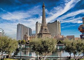 Paris - Las Vegas. Neste momento talvez seja mais seguro visitar a cópia que o original...