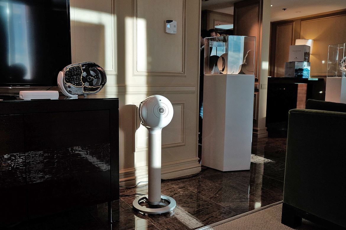 Suite da Devialet no Mirage, com as Phantom no seu pedestal