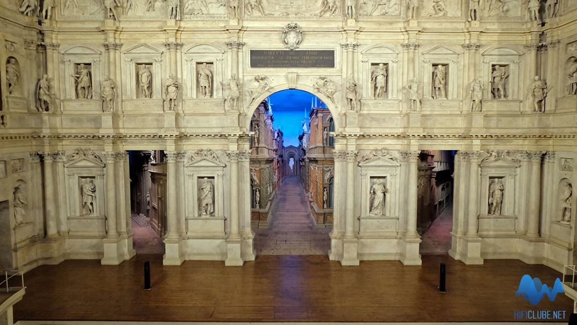 As Sonus Faber Olympica III, no palco do Teatro Olimpico de Vicenza